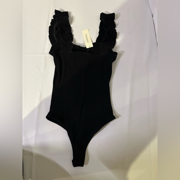Black Ribbed Body Suit Ruffle Straps Francesca’s Size small - Picture 1 of 10